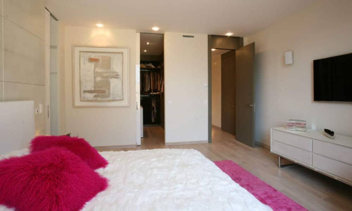 Die Liegenschaft bietet neben vier Schlafzimmern und drei Badezimmern...