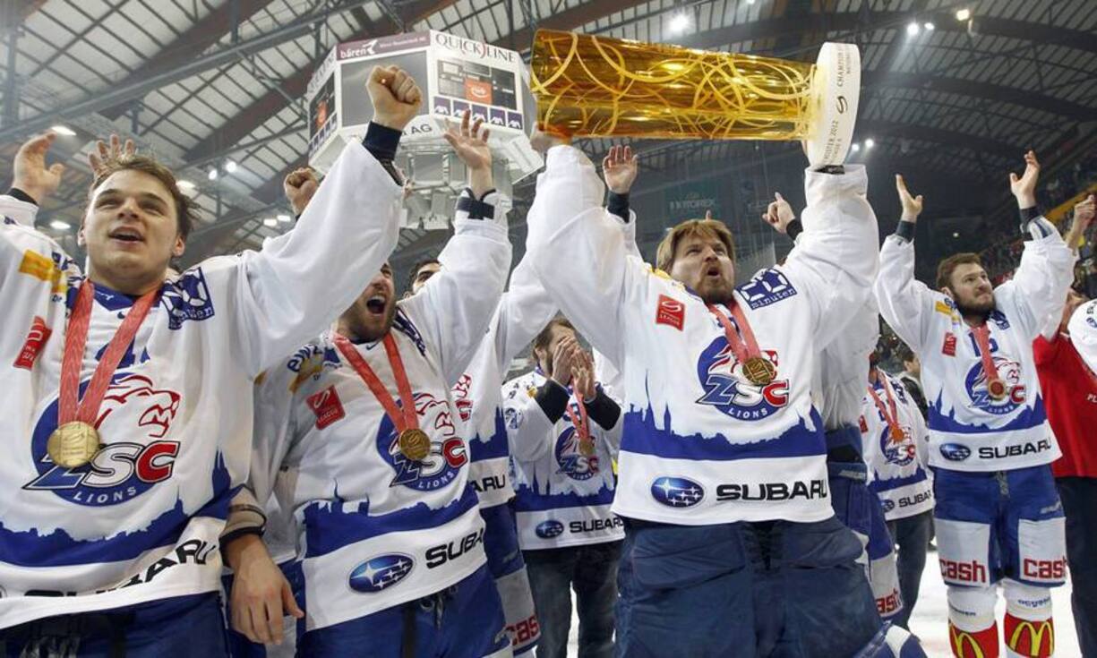 Können die ZSC Lions den Meistertitel in der neuen Saison verteidigen? Mit der Saisonkarte für 1130 Franken kann die Beantwortung dieser Frage im 1. Rang des Hallenstadions vor Ort miterlebt werden. Klar, dass die Stadion-Kapazität für diese Rechnung nicht reicht... (Die Antwort ist übrigens: 531 Millionen kostenlose Abos.)