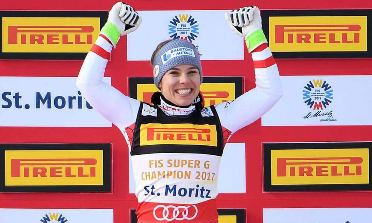 Strahlende Siegerin wird Nicole Schmidhofer. Die Österreicherin hat zuvor noch nie ein Weltcuprennen gewonnen.