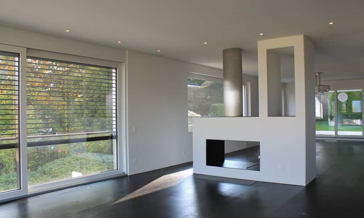 Der moderne Kamin im Wohnzimmer.