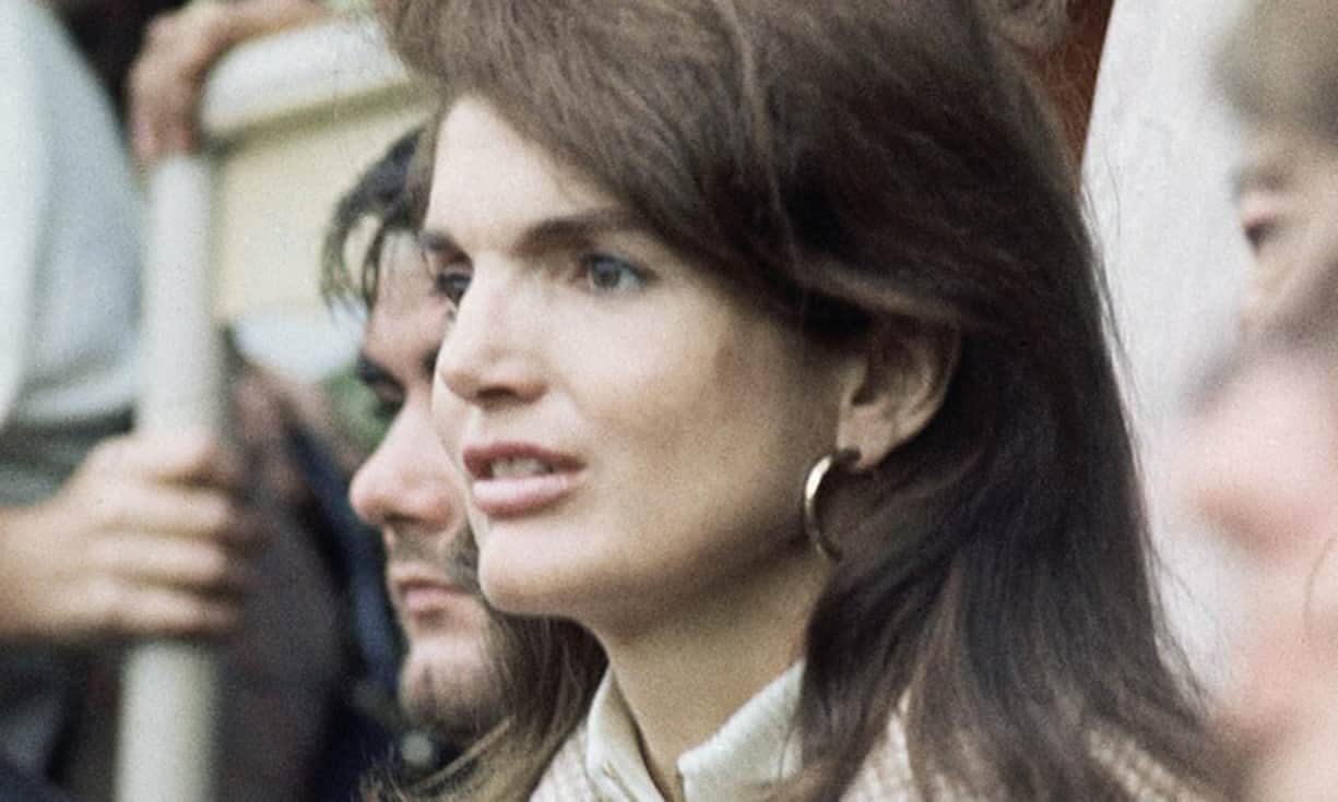 Die vermutlich berühmteste First Lady aller Zeiten: Jackie Kennedy, Ehefrau von John F. Kennedy. Nach dem Attentat auf den Präsidenten lebte sie ein Jahr zurückgezogen in Privatsphäre. Danach heiratete sie den 23 Jahre älteren griechischen Milliardär Aristoteles Onassis.