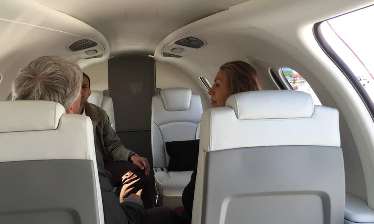 Der Platz im nur 4,5 Millionen Dollar billigen Flieger ist ensprechend dem Preis recht knapp.