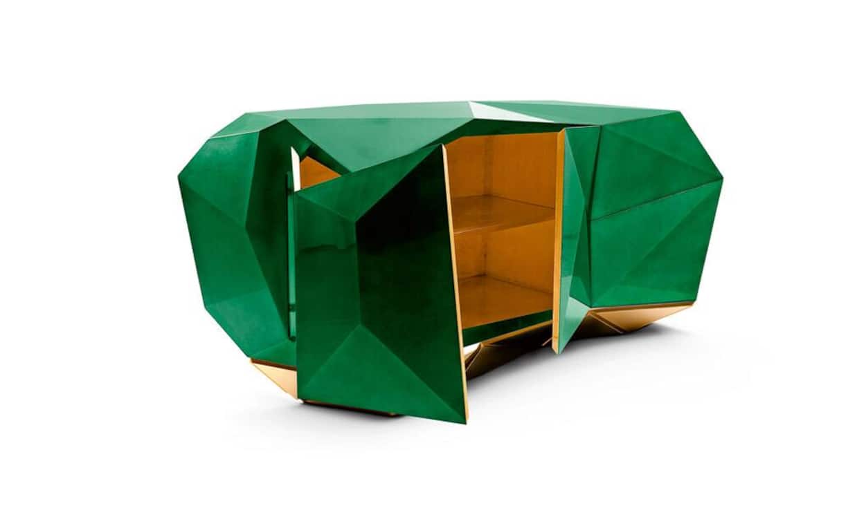 Die Form eines Diamanten, die Farbe eines Smaragden und im Inneren mit Blattgold veredelt – dieses Sideboard ist wirklich ein Unikat. Erhältlich ist es in limitierter Auflage oder auf Wunsch sogar in personalisierter Version direkt beim Hersteller. Preis auf Anfrage. Bocadolobo)