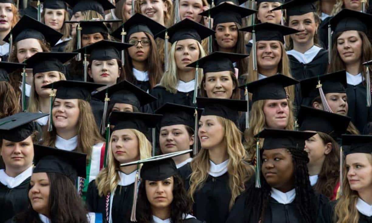 Studierende in den USA. Auch wenn hierzulande die Absolventen selten so schöne Hüte tragen, lohnt sich der Universitätsabschluss. Es ist der einzige Bereich, in dem Selbstständige mehr verdienen als Angestellte. Im Jahr 2014 nahmen diese im Durchschnitt 85'600 Franken ein, Angestellte lagen 1000 Franken darunter.