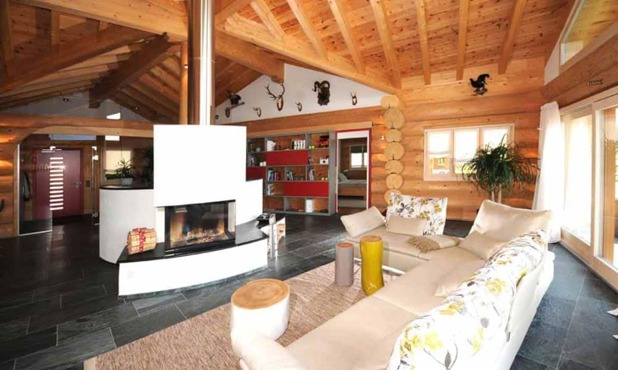 Nebst dem Obergeschoss bietet das Blockhaus eine Einliegerwohnung im untersten Geschoss, welche direkten Zugang zum Garten und der angrenzenden Terrasse besitzt, sowie ein Gästezimmer, Büro und Sauna im mittleren Geschoss.