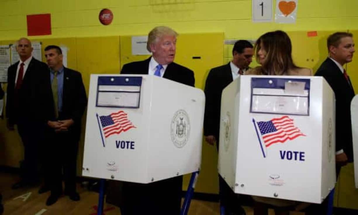 Donald Trump und Frau Melania bei der Stimmabgabe in Manhattan. Secret-Service-Agenten begleiten sie bis zur Wahlurne. Laute Buhrufe begleiteten ihren Auftritt.