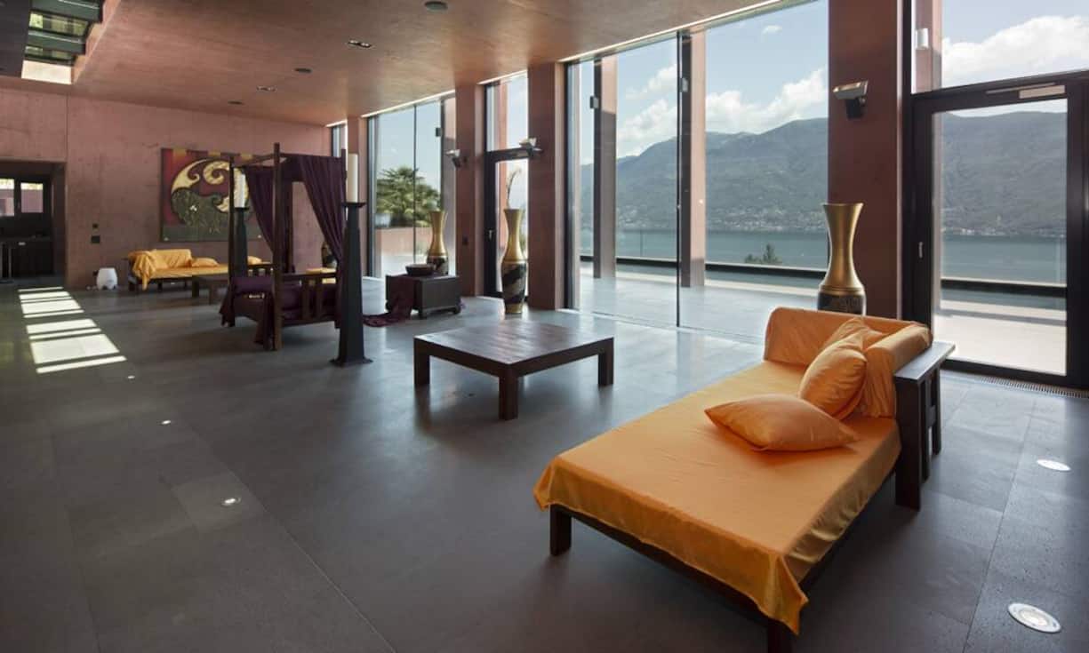 Eine Etage höher befindet sich der Wohnkorridor mit 100 m² sowie 8 Schlafzimmer mit En-Suite-Duschbad/WC.