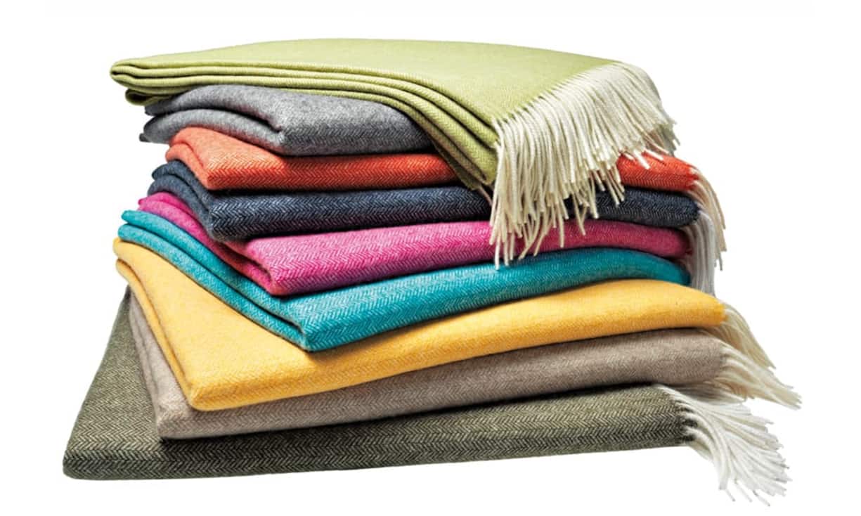 Wenn es einen bei der Arbeit fröstelt, wärmen die
Plaids Somerset aus feinstem Kaschmir. Sie haben
Fischgratmuster und Drehfransen, und es gibt sie in neun verschiedenen Farbtönen. Masse 130 × 185 cm, 572 Franken; www.artedona.com