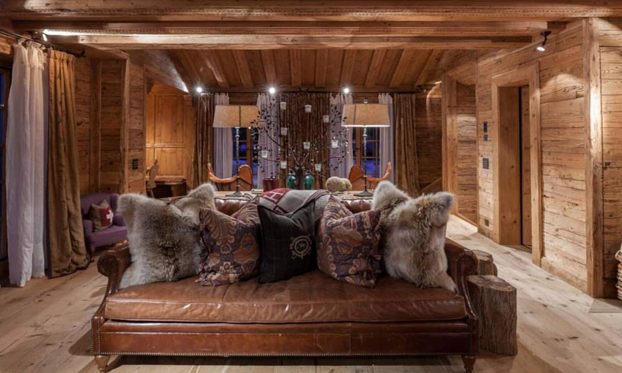 Die spezielle Atmosphäre, welche der Innenausbau versprüht, zieht sich durchs ganze Chalet.