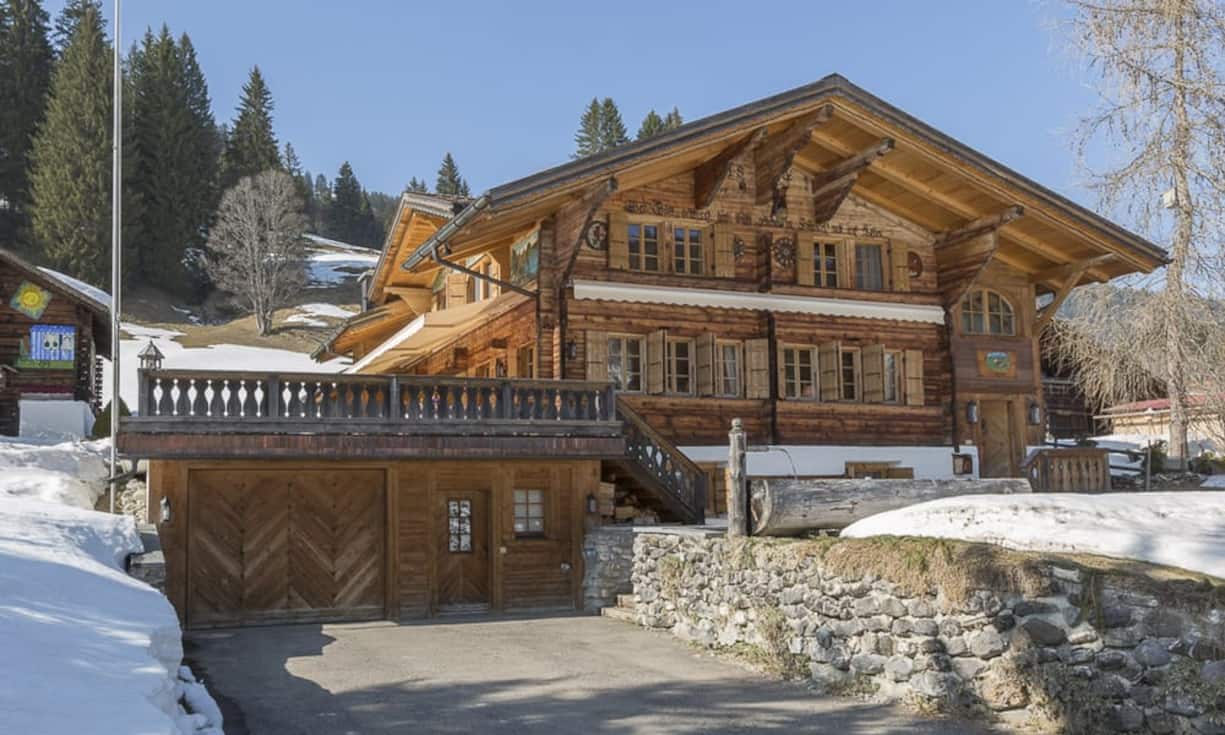 Die Wohnfläche beträgt insgesamt 320 m² und ist auf drei Stockwerke verteilt. Neben einer Waschküche und einem Abstellraum gibt es fünf Badezimmer. Mit der grossen und sonnigen …