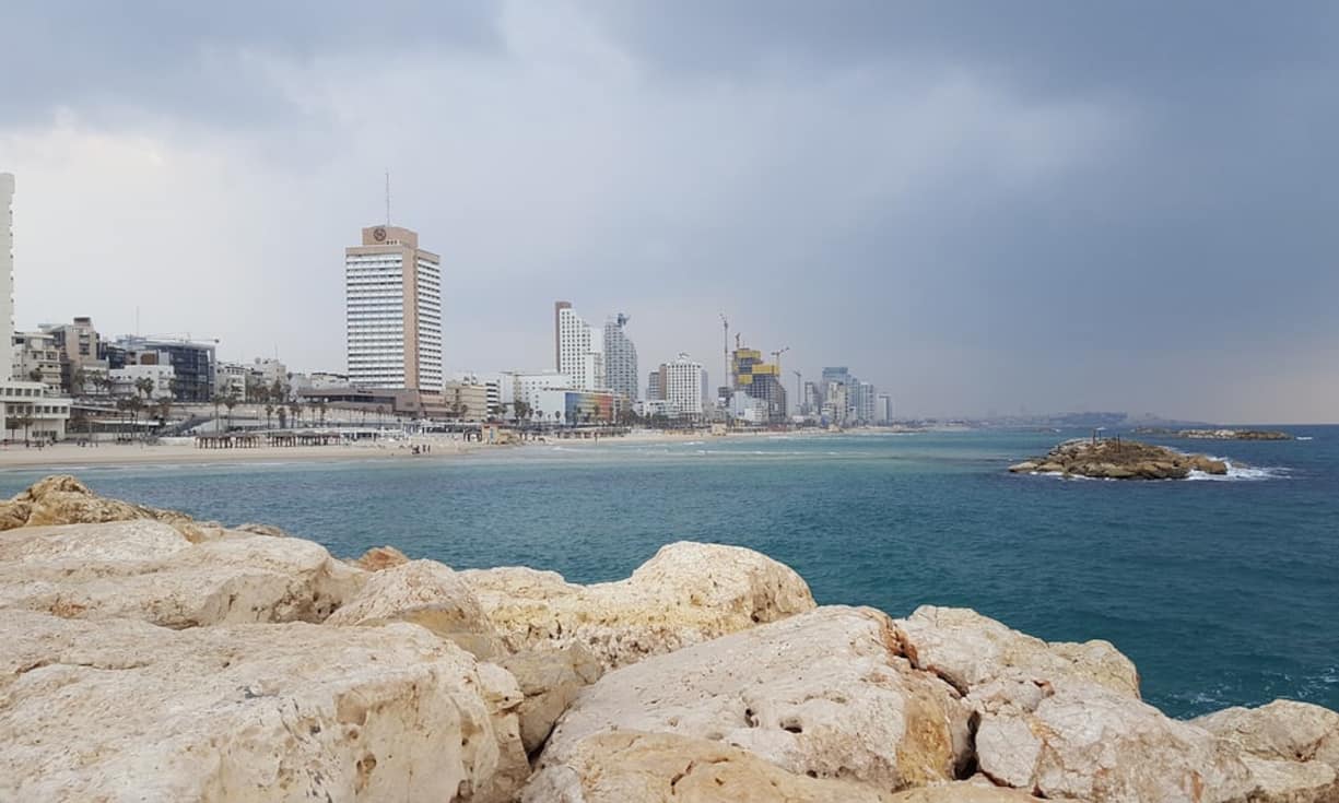 Platz 17: Tel Aviv Bei Touristen gilt die israelische Stadt bereits als «must-see», für Expats ist sie jedoch die teuerste Stadt im Nahen Osten. Allgemein hat Tel Aviv hohe Lebensunterhaltskosten, was man spätestens bei der Wohnungssuche merkt.
Pixabay