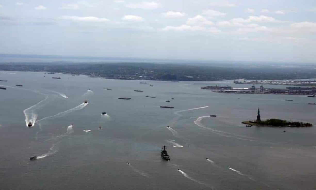 Im Süden sieht man die Freiheitsstatue.