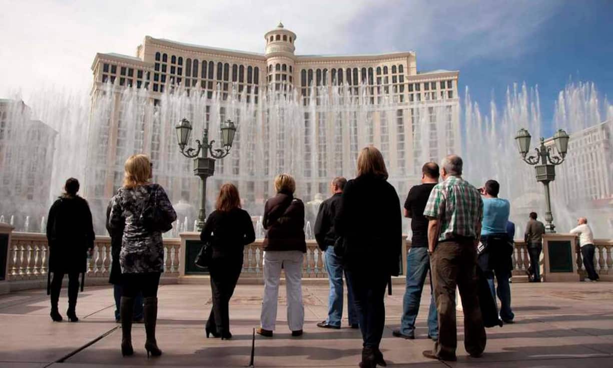 Platz 14: Bellagio, Las Vegas — 2,3 Milliarden DollarDas Bellagio gehört dem US-amerikanischen Unternehmen MGM Resorts International, das für seinen Bau 2,3 Milliarden Dollar hinlegte. Dafür verfügt das Hotel aber auch über jeden erdenklichen Luxus, etwa 2000 mundgeblasene Glasblumen, die die Decke der Lobby zieren, und 1000 Zimmer.