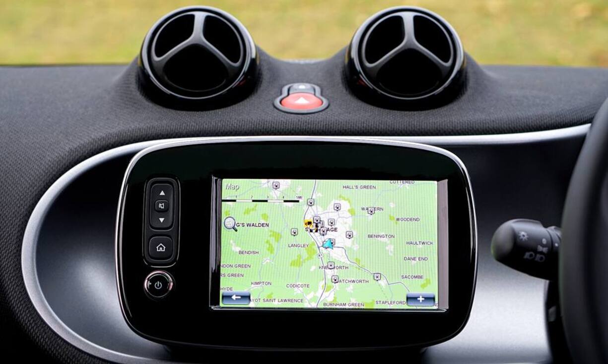 NavigationsgerätDiese Geräte haben selbst den Papierkarten das Leben schwer gemacht, nun droht ihnen der Tod durch die Smartphones. Diese haben die gleichen Funktionen auf Lager, man spart aber ein extra Gerät.