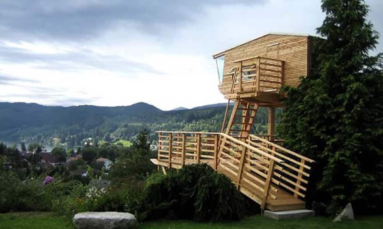 Die Se(e)(h)station Kärnten ist eine freistehende Turmkonstruktion auf einem Hanggrundstück hoch über der Stadt Seeboden in Österreich. Alasdair Jardine