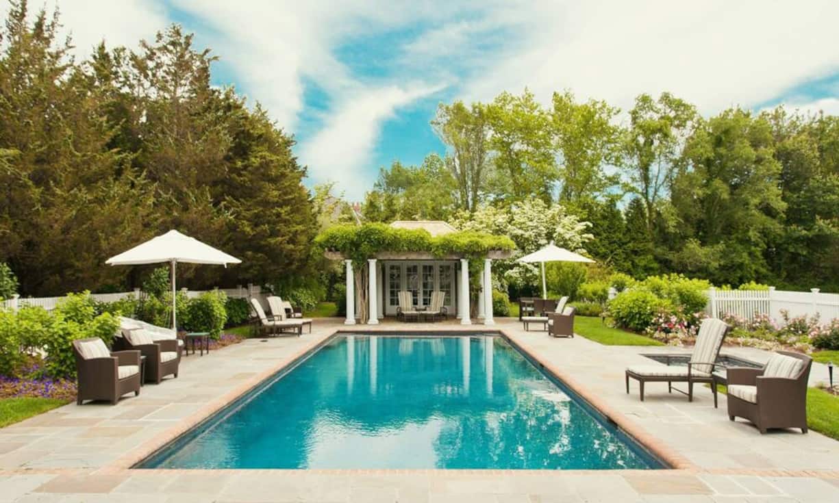 Zum Anwesen gehört zudem natürlich ein Swimmingpool und ein Tennisplatz.Bilder: Sotheby's International Realty