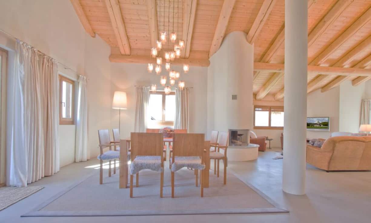 Auch die hohen Wände und der edle Innenausbau können sich sehen lassen.