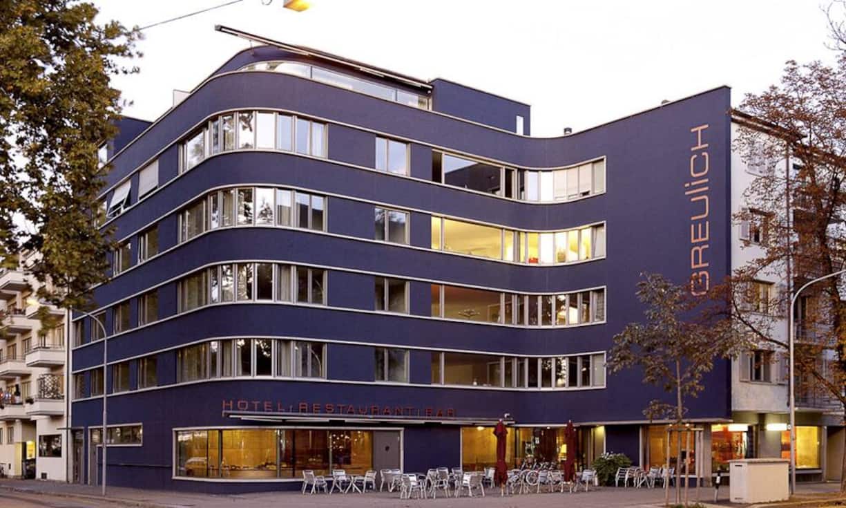 Rang 4: Greulich, Zürich. In einem auffallend modernen Gebäude heisst das Greulich in Zürich seine Gäste willkommen. Im urbanen Innenhof können Gäste inmitten eines Birkenwaldes sitzen. Im Vorjahr noch auf Platz 6, nun auf Platz 4 im BILANZ-Rating.