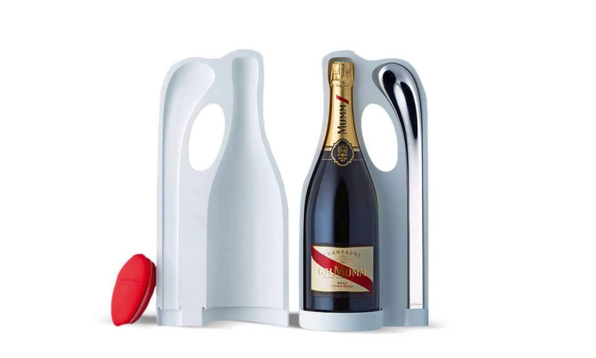 MummDas Ritual der Sabrage in Vollendung, ein Meisterwerk der Präzision und Eleganz. Der Cordon Rouge wird in einer aussergewöhnlichen Box mit einem Säbel geliefert (499 Franken).