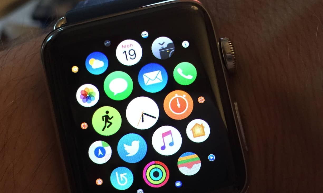So sieht das dann auf der Watch aus. Ein Druck auf die digitale Aufzugskrone (Digital Crown), und das App-Layout erscheint. Danach kann man das jeweilige Programm wählen, indem man auf das Bildchen tippt.