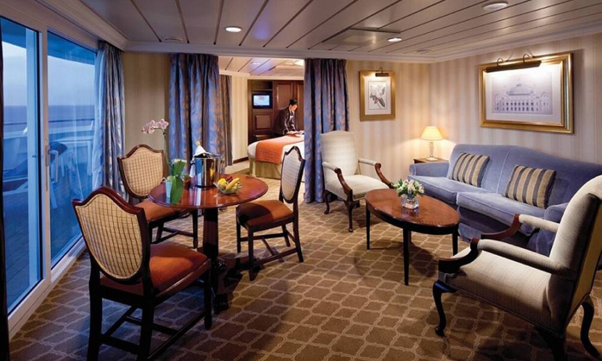 Platz 4: Legerer Luxus auf der Azamara Journey Auf Platz 4 der teuersten Seereisen folgt eine frühsommerliche Reise nach Kroatien und Montenegro mit der Azamara Journey der amerikanischen Reederei Azamara Club Cruises. Hier liegt der Preis pro Nacht in der Suite mit 817 Euro noch unter der Tausender-Marke.Azamara Club Cruises