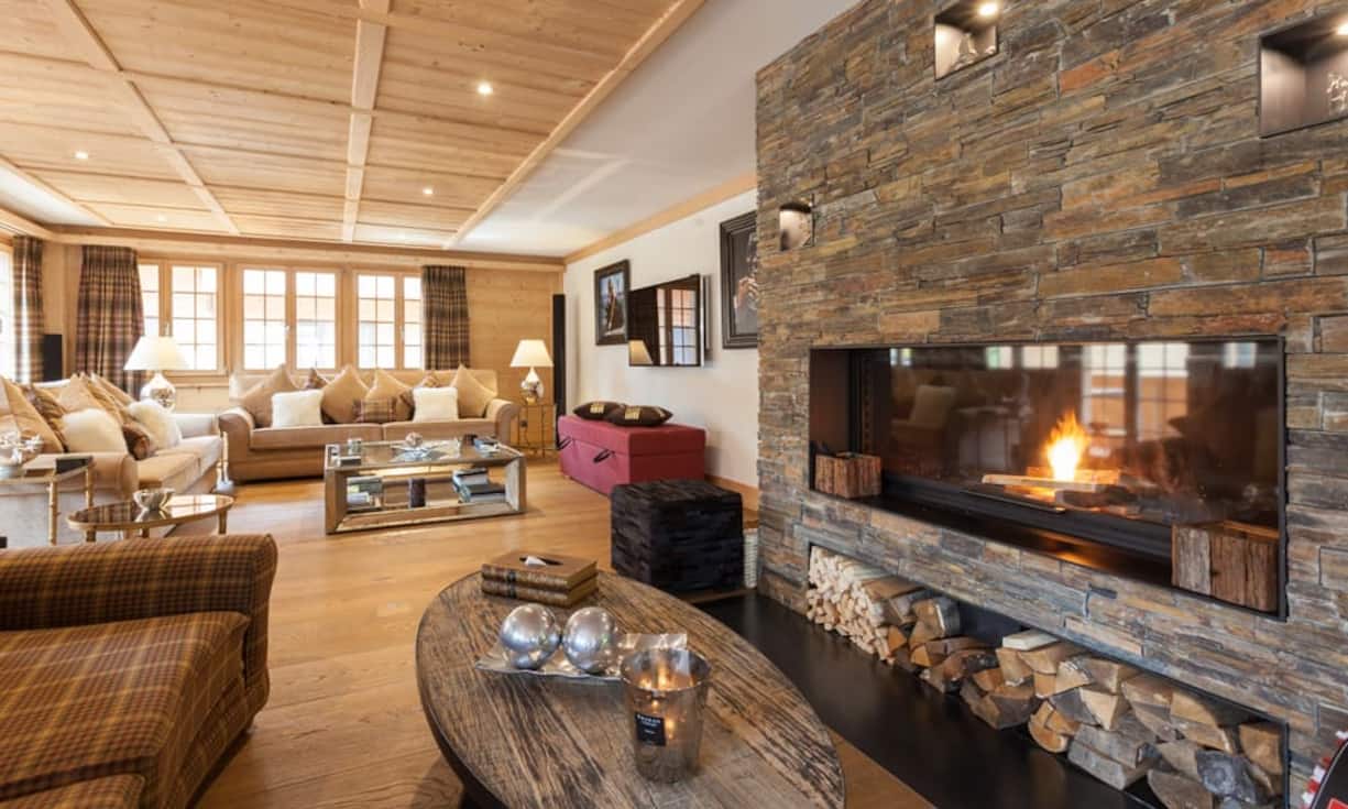 Das Cheminée im Wohnzimmer versprüht eine heimelige Atmosphäre.