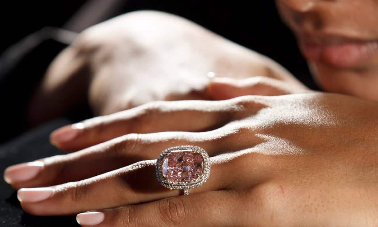 Der gleiche Käufer ersteigerte auch den pinken Diamanten mit 16,08 Karat von Christie's. Für «Sweet Josephine» musste der Hongkonger Milliardär 26,6 Millionen Euro springen lassen. Bereits 2009 ersteigerte Jospeh Lau für 9,5 Millionen Dollar den blauen Diamanten «Star of Josephine».