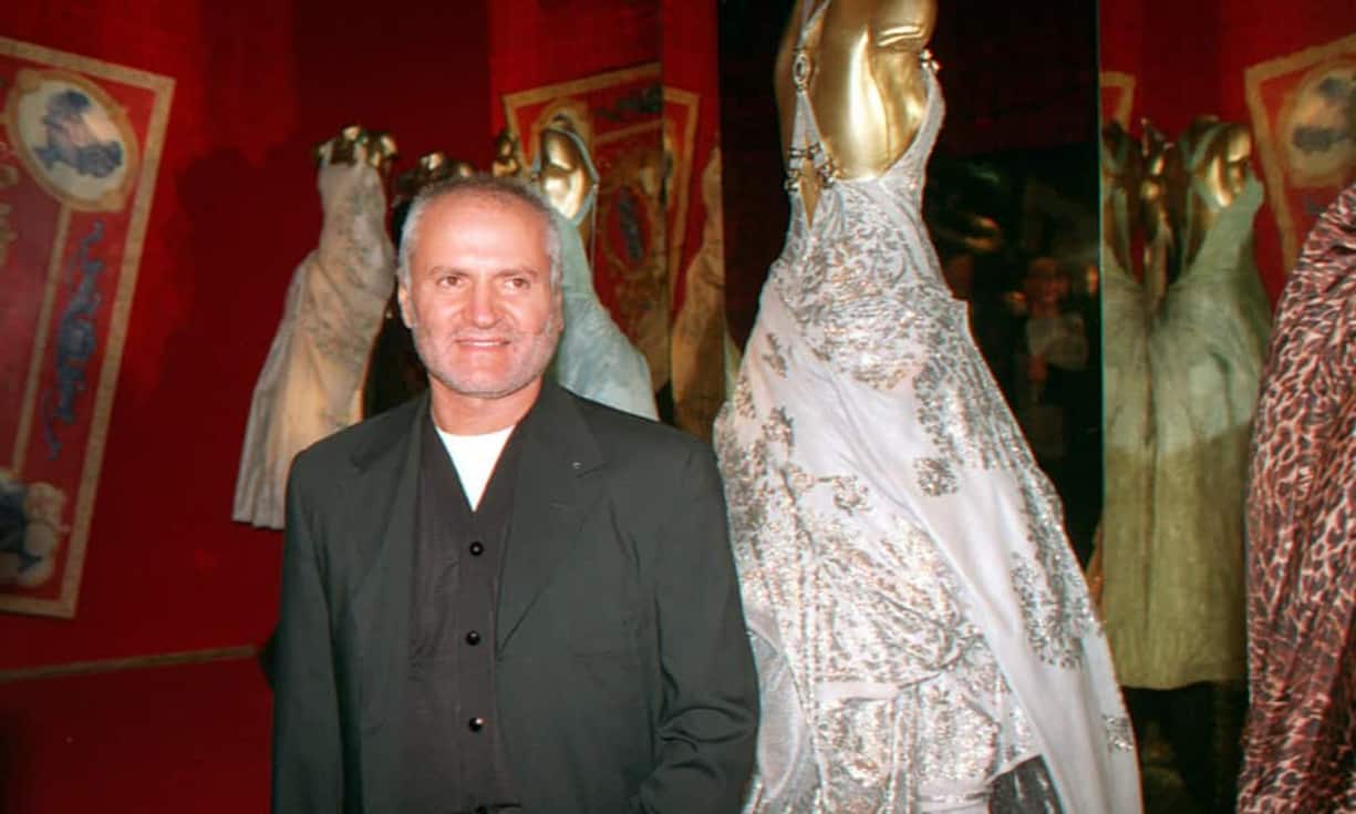 Gianni Versace wurde 1946 in Italien geboren. Er studierte Architektur und arbeitete im Schneidergeschäft seiner Mutter. Später war er im Unternehmen seiner Familie als Stoffeinkäufer tätig. Im Laufe der Jahre knüpfte er zahlreiche Geschäftsbeziehungen zu namhaften Herstellern und belieferte Unternehmen und Ausstattungshäuser mit Stoffen aus dem Ausland. 1968 entschied er sich, als Designer für grosse italienische Modehersteller tätig zu werden.