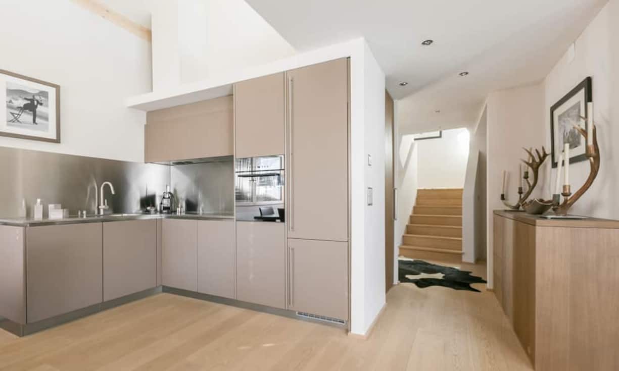 Die Küche ist offen gestalten.