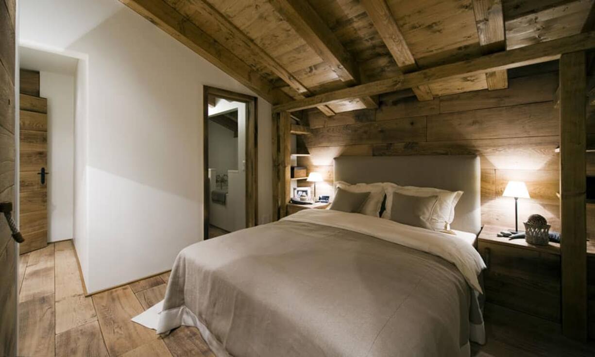 Die drei Schlafzimmer sind komfortabel ausgestattet und jedes verfügt über ein en-Suite Badezimmer.