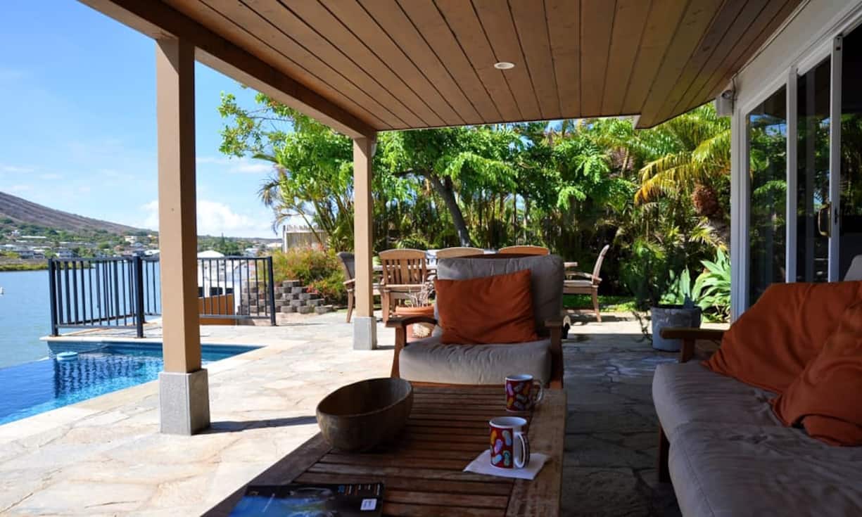 Platz 8: Hawaii, USADiese zu den USA zählende Insel hat auch dank der dort gedrehten TV-Serien und als Mekka für Surfer Kultstatus. Neben einem günstigen Klima reizt hier auch die schöne Natur. Einsame Strände sind keine Utopie. Möglichkeit des Insel-Hüpfens hilft gegen den Lagerkoller. Durchschnitts-Hauspreis: 2,0 Millionen Dollar.Banzai Hiroaki/Flickr/CC