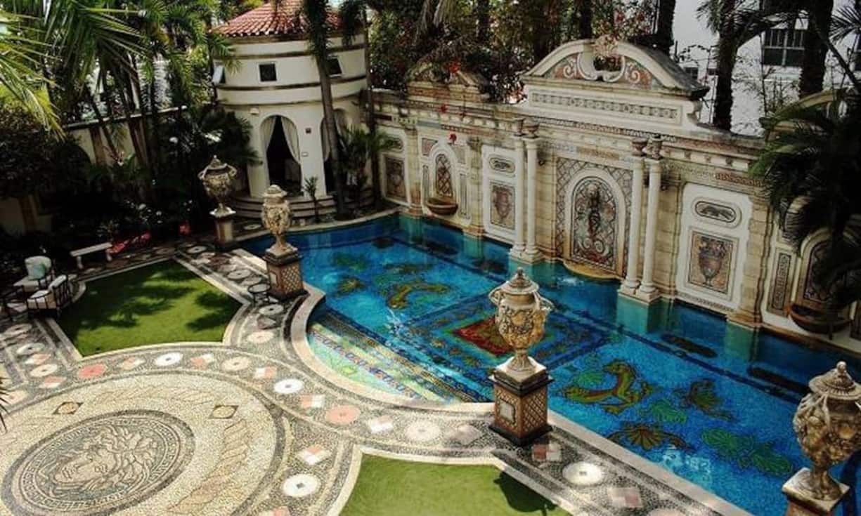 Versace machte kein Geheimnis aus seinem Vermögen. Seine Villa in Miami, der Tatort des Mordes, wurde später für 41,5 Millionen Dollar versteigert.