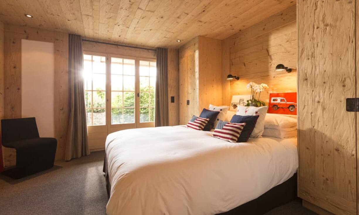 Schlafzimmer zu finden. Im Sommer kann man auf den schönen Spazierwegen der Umgebung Abschalten und die Aussicht geniessen.