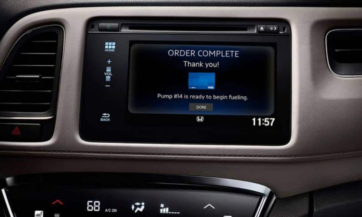Zahlen ohne Aussteigen: Honda hat in seine Konsole künftig die Möglichkeit integriert, Tankfüllungen und Parkhausscheine per Kreditkarte zu bezahlen. Der Fahrer kann die gespeicherten Daten im Auto abrufen und die Rechnung begleichen.