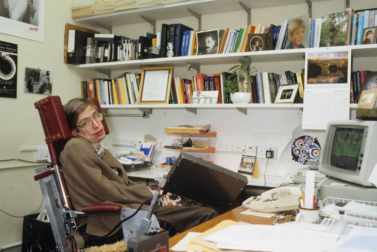 Stephen Hawking in seinem Büro 1989
