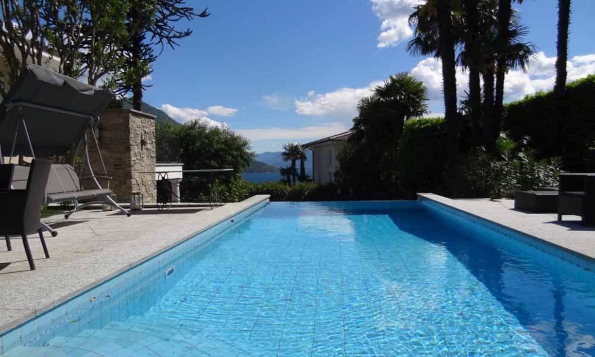 Oberhalb des Lago Maggiore, inmitten von Brissago, liegt diese im mediterranen Stil erbaute Villa mit einem Pool und Sicht auf den See und die Brissago-Inseln.