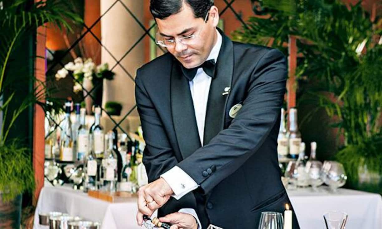 Maître d’hôtel des Jahres: Giovanni Ferraris («Eden Roc», Ascona). Giovanni Ferraris ist das Alter Ego des Küchenchefs Rolf Krapf im Restaurant La Brezza. Als authentische Persönlichkeit ist er kompetenter Berater der Gäste, spiegelt gekonnt die Stimmung am Tisch. Seine Philosophie: Einen guten Maître dürfen die Gäste in seiner Funktion gar nicht wahrnehmen. Er muss mit unsichtbarer Selbstverständlichkeit agieren, die allein den perfekten Ablauf eines Essens für den Gast zum Ergebnis hat.