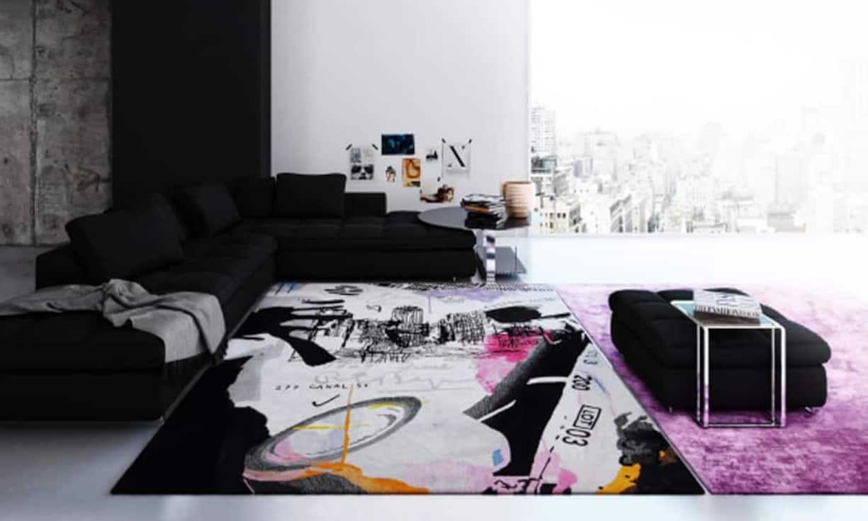 Kreativ: Der rechteckige Teppich kombiniert mit schwarzen Wohnzimmermöbel passt perfekt in die Grosstadt-Wohnung.