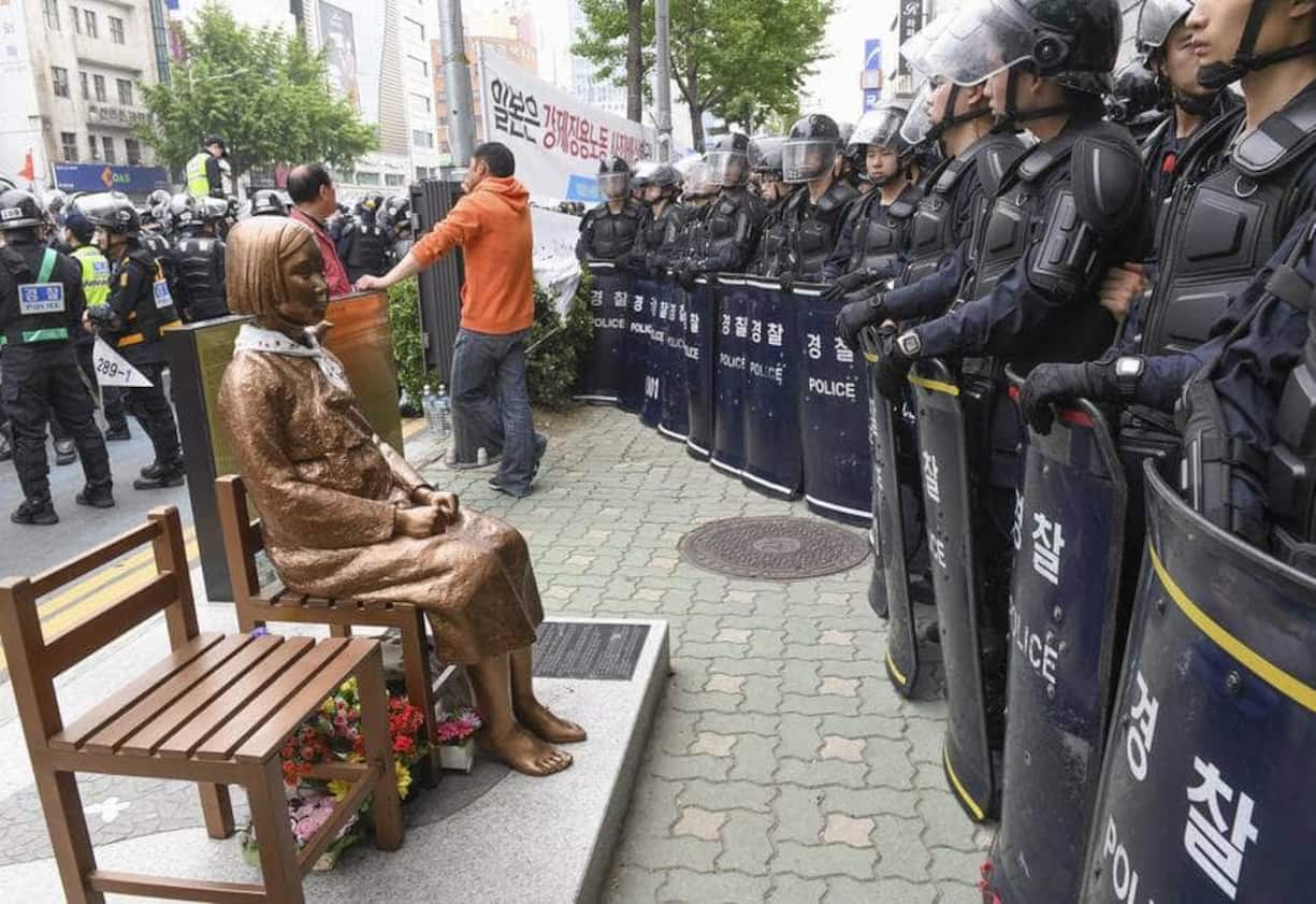 Statue für koreanische Zwangsprostituierte im Zweiten Weltkrieg vor dem japanischen Konsulat in Busan.