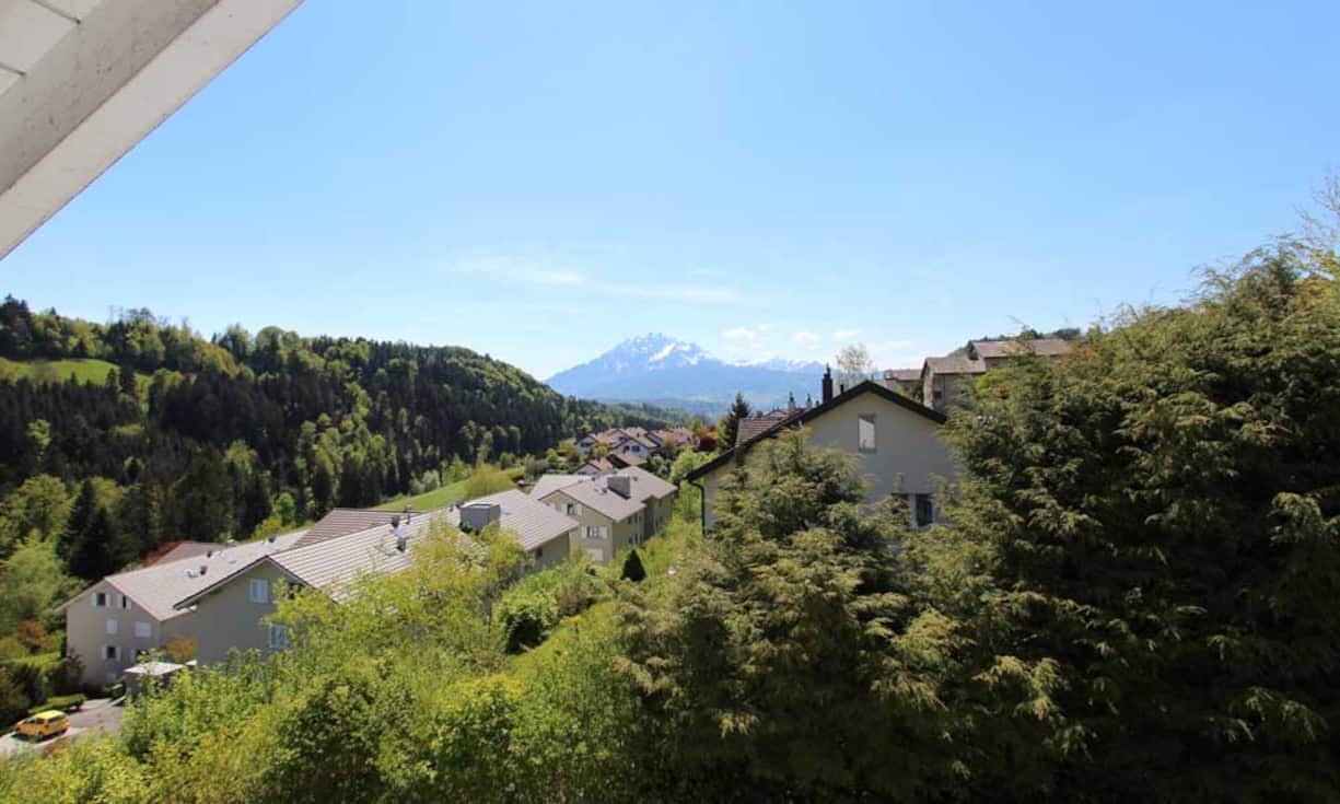 Das 7,5-Zimmer-Einfamilienhaus mit Baujahr 1986 steht auf einer Grundstücksfläche von über 990 Quadratmetern in der Vorortsgemeinde Adligenswil.