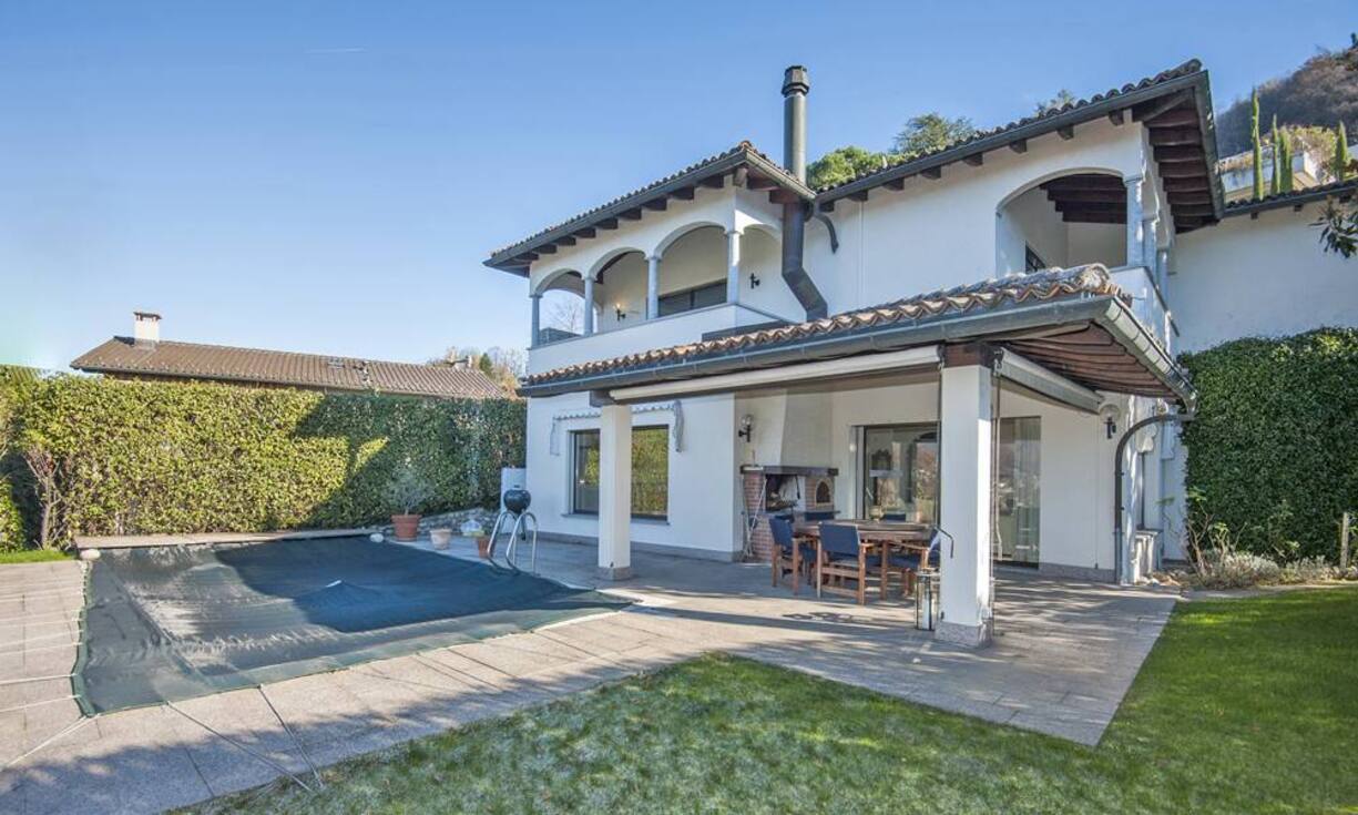 Die Villa mit 7,5 Zimmern steht auf einer Grundstücksfläche von 970 Quadratmetern.