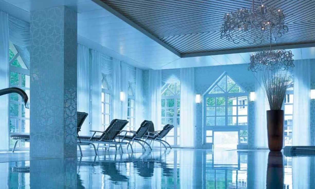 Kategorie «Stilvolle Gesundheitsvorsorge – revitalisieren und entgiften»»Den Anfang auf dem Podest in dieser Kategorie macht der Hof Weissbad. 2014 hat das Haus sein 20-Jahr-Jubiläum gefeiert. Die nüchterne Innenarchitektur trifft nicht jeden Geschmack, doch wird das banale Design im Spa-Bereich bald einem Neubau weichen, sodass man recht zuversichtlich sein kann, was die kommenden 20 Jahre angeht.Website HofWeissbad