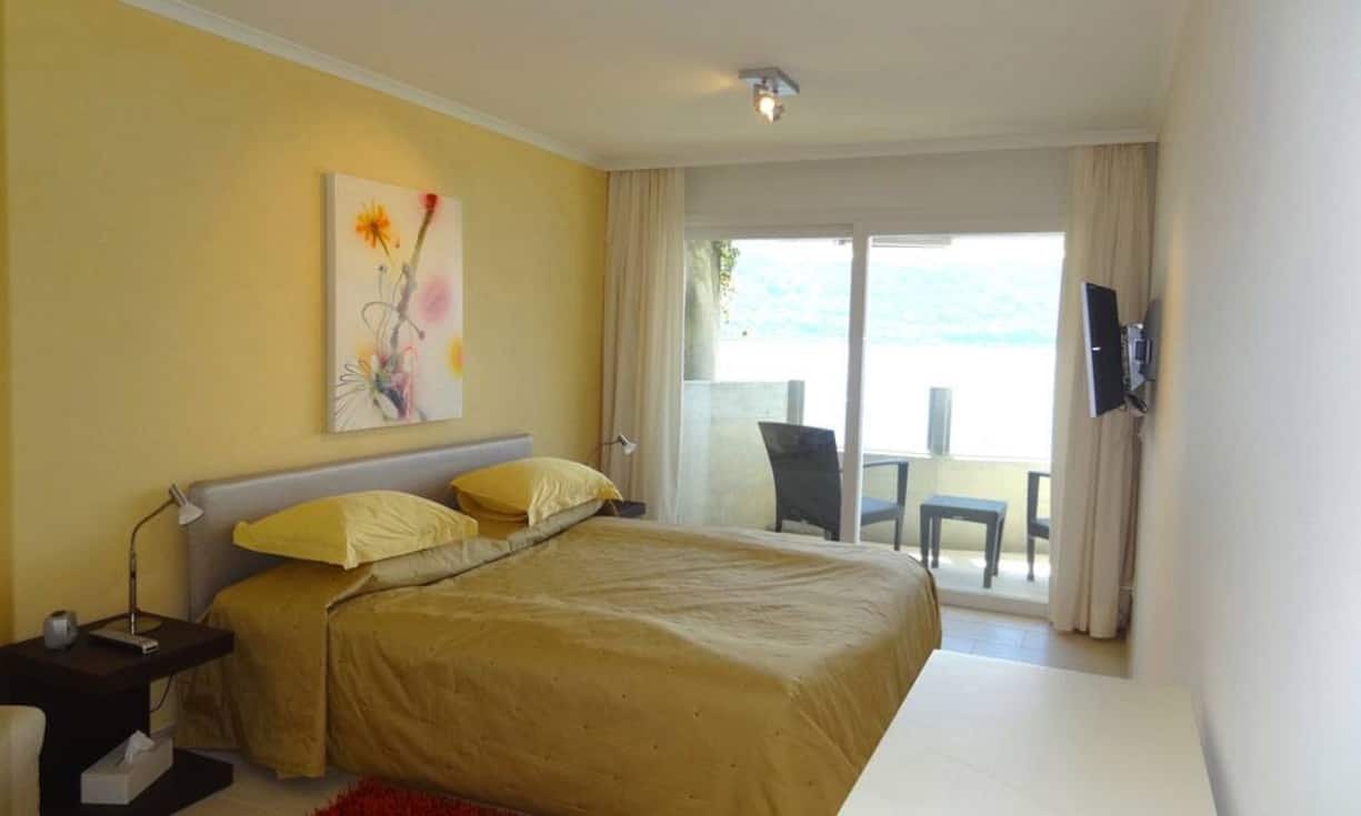 Eine Treppe führt in das Obergeschoss mit weiteren zwei Schlafzimmern und einem dritten Bad für Gäste.