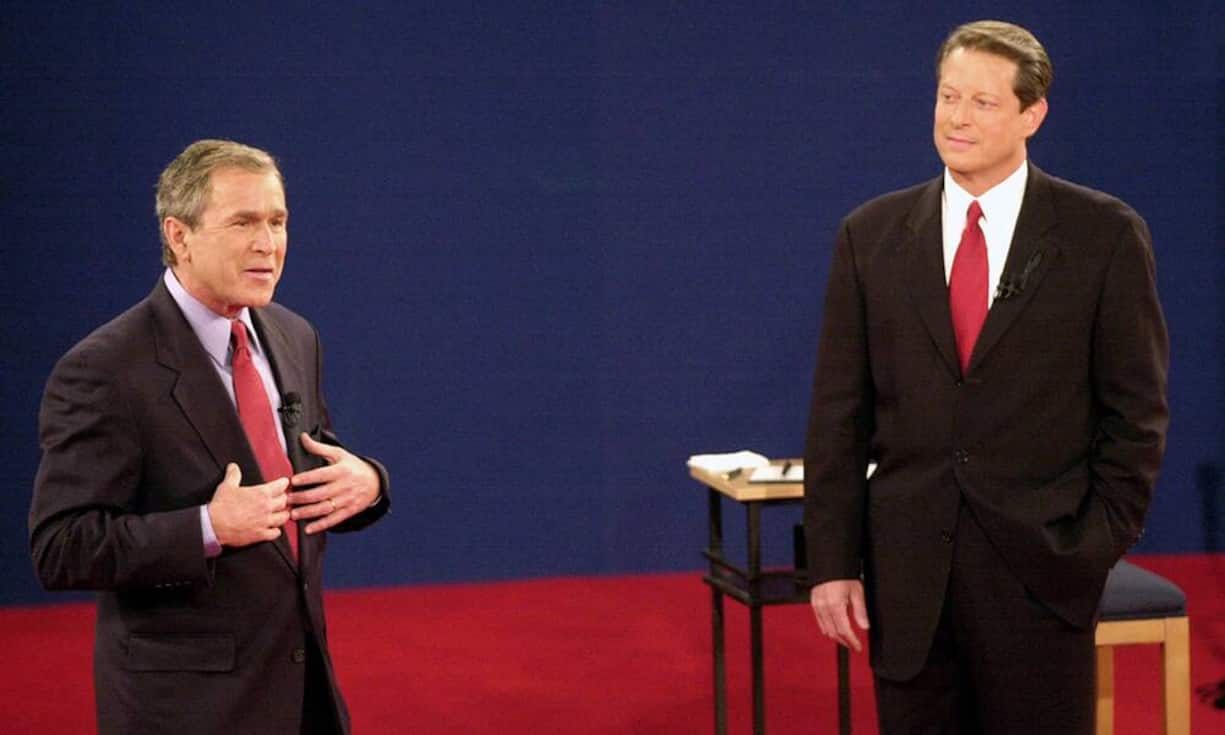 2000: Der demokratische Vizepräsident Al Gore (r.) konnte in den Debatten die Zuschauer nur wenig überzeugen. Er schüttelte den Kopf oder stöhnte hörbar auf, wenn George W. Bush zu Wort kam. Einige Medien kritisierten Gore als selbstgefällig.