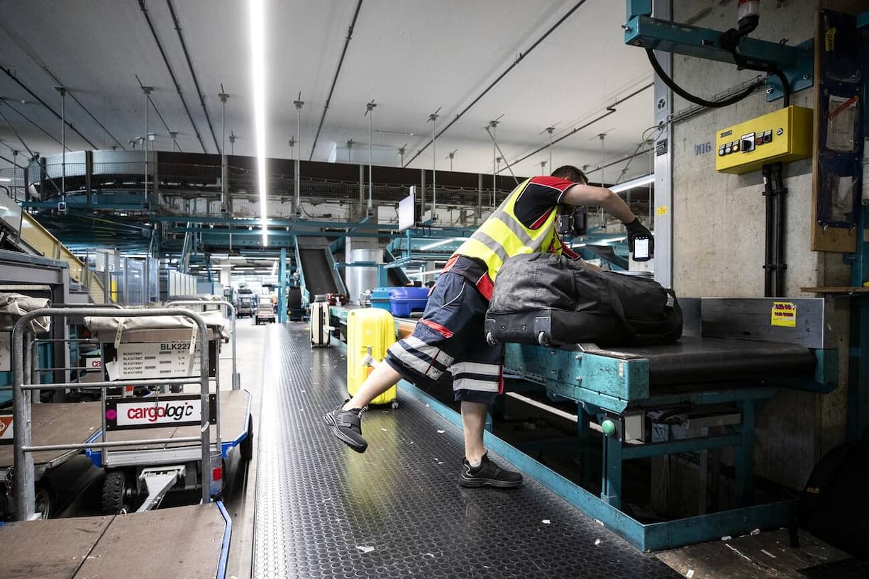 Ein Gepäcksortierer von Swissport arbeitet in der Gepäcksortierung am Flughafen Zürich.