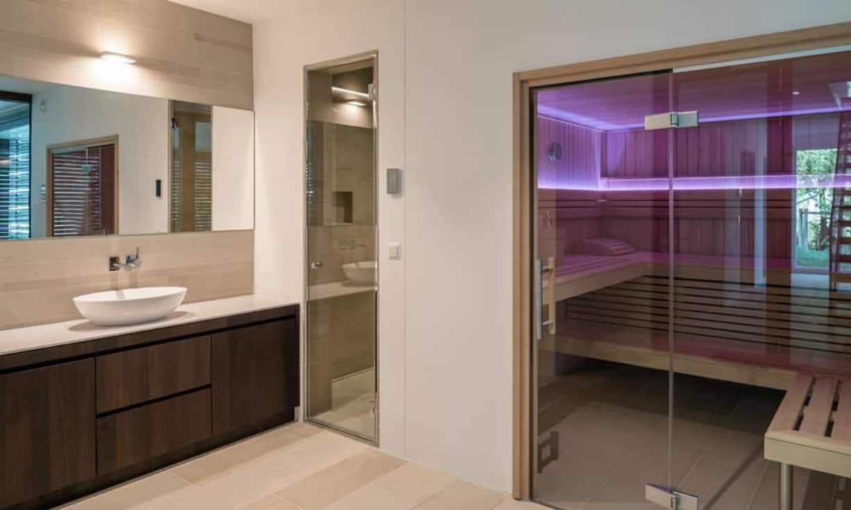 Weiter kann man sich in der finnischen Sauna sowie im türkischen Dampfbad entspannen.