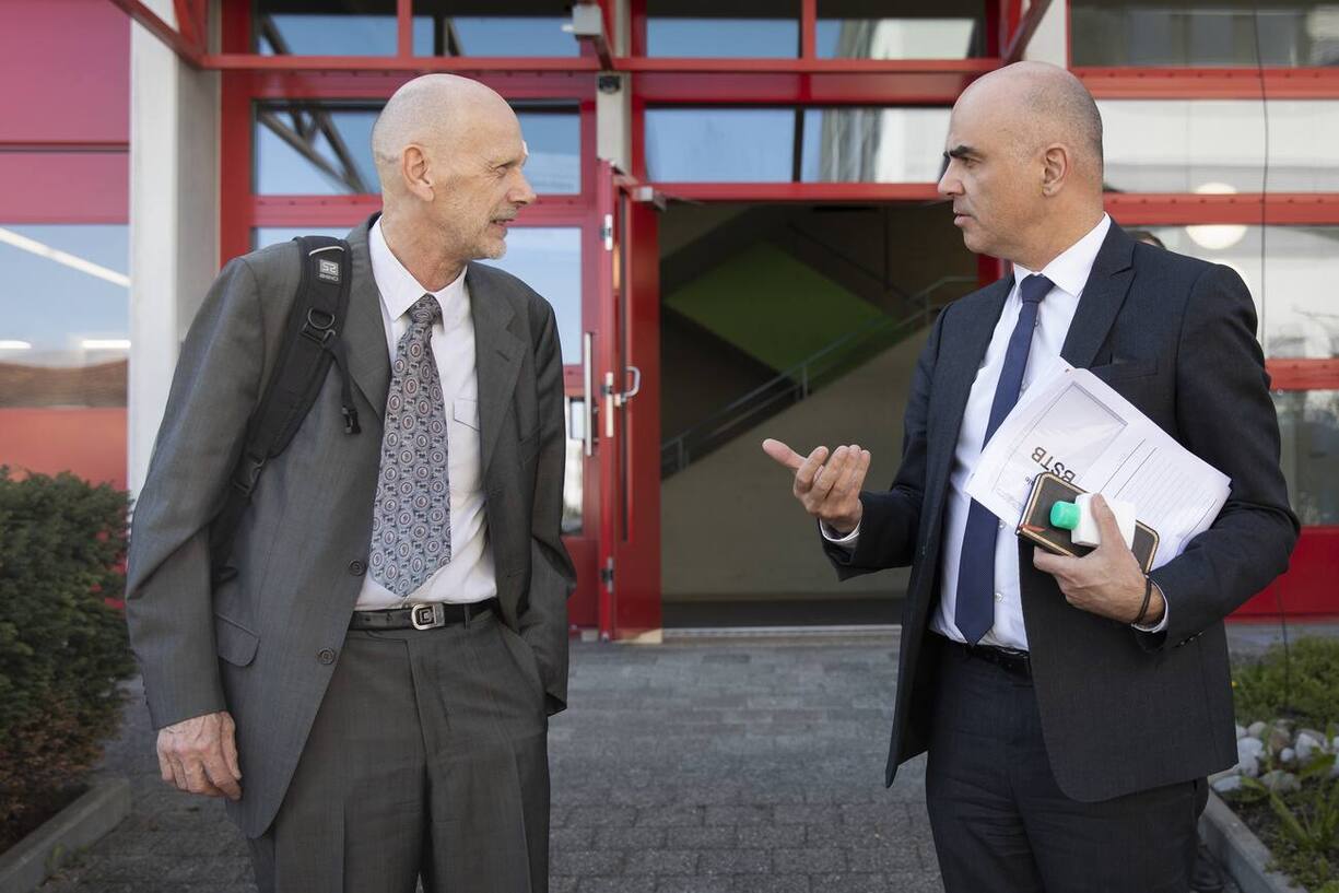 Bundesrat Alain Berset, rechts, und Daniel Koch, Leiter Abteilung uebertragbare Krankheiten BAG, diskutieren vor einem Besuch im Coronavirus "Drive-In" Testcenter des Kantons Luzern, am Dienstag, 31. Maerz 2020 in Luzern. (KEYSTONE/Peter Klaunzer)