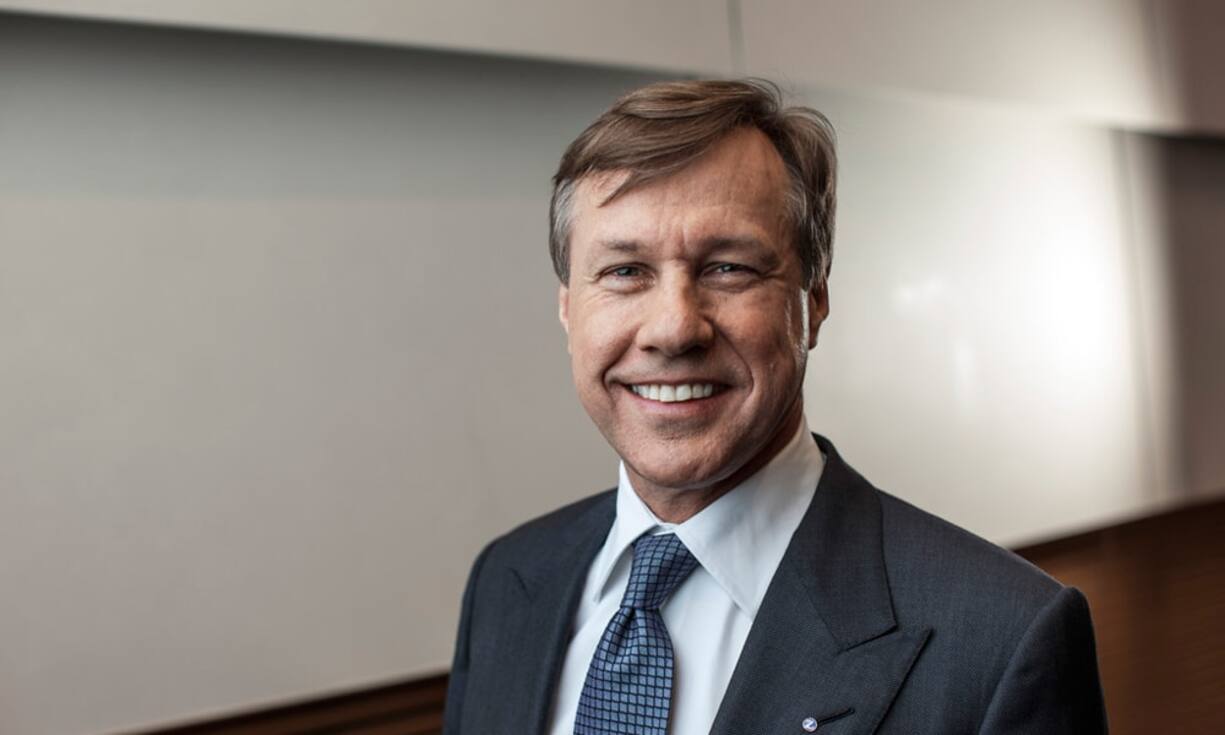 Martin Senn, sein Vorgänger als Zurich-Chef, machte Greco 2010 zum Leiter des globalen Sachversicherungsgeschäfts. Das Verhältnis der beiden war und ist eng. 2012 riet Senns Ehefrau Guen Soo Greco, den Chefsessel beim italienischen Versicherer Generali zu übernehmen. Greco zögerte aus familiären Gründen, den Chefsessel des mächtigsten, aber stark politisierten italienischen Konzerns zu übernehmen.