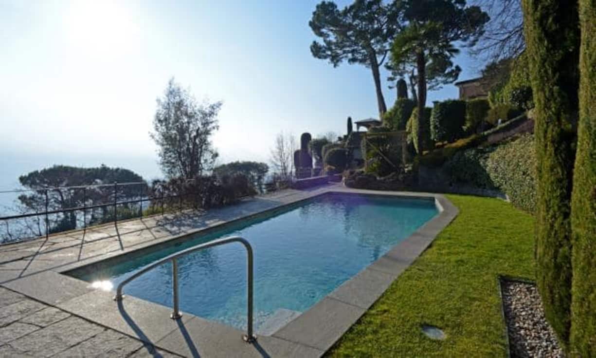 Das Grundstück der Liegenschaft misst auf 8'314 m². Im terrassierten Park findet man ein Schwimmbecken und zahlreiche Schattenplätze.