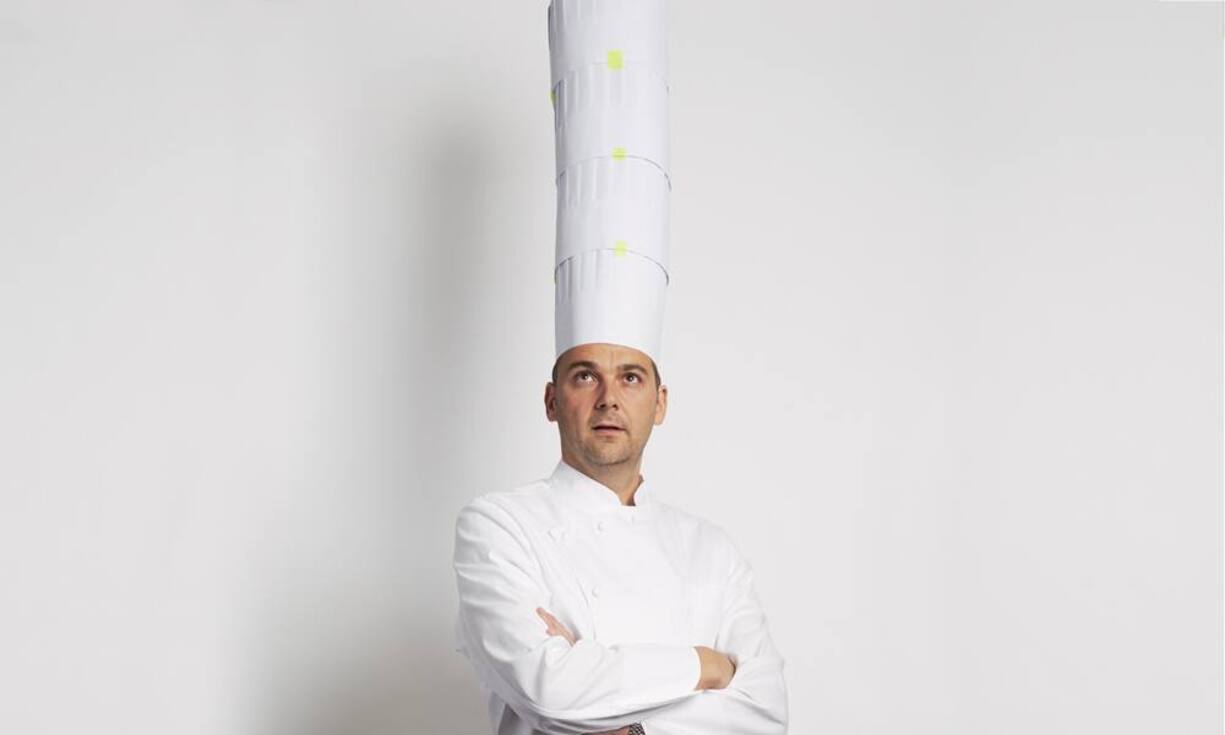 Die besten Schweizer Köche im Ausland:Daniel Humm verliess mit 14 Jahren Strengelbach, um die Schule gegen eine Kochlehre in Schinznach-Bad einzutauschen. Zehn Jahre später erkochte er den ersten «Michelin»-Stern. 2003 holte ihn der Schweizer Hotelier Paul Zuest nach San Francisco. Drei Jahre später folgte er dem Ruf von Danny Meyer, damals Besitzer des «Eleven Madison Park», nach Manhattan.Bilder: Roderick Aichinger/PR/Jones Gareth/Giovanni Panarotto